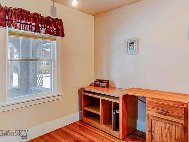 Building Photo - 810 W Lewis St