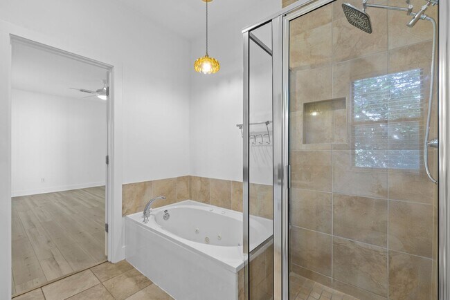 Building Photo - Contemporary Townhome Steps from Downtown/...