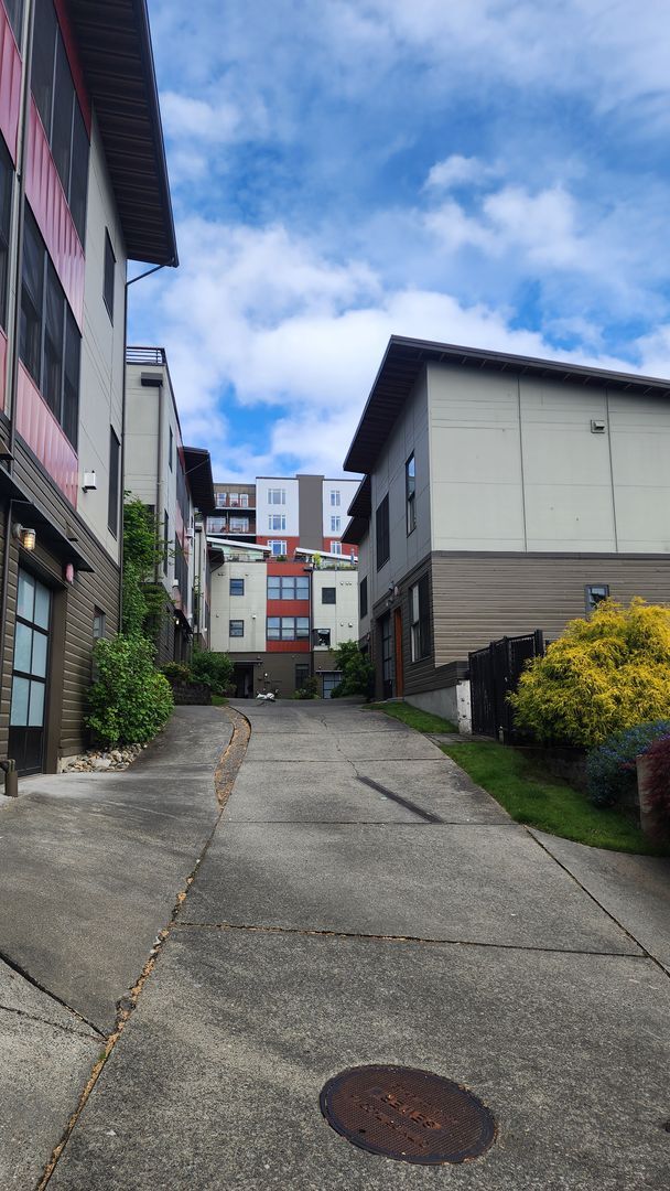 Building Photo - Corner Townhouse in Downtown Tacoma with A...