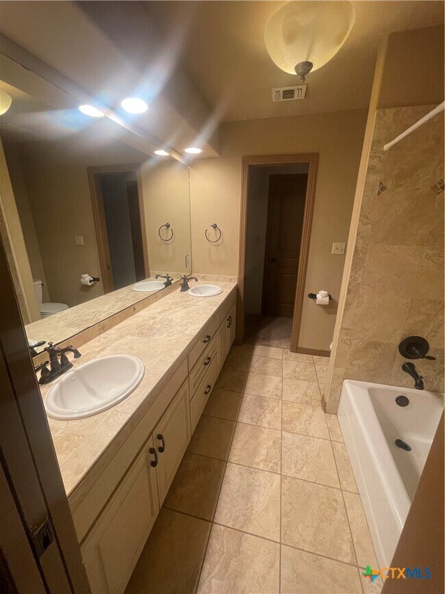 Building Photo - 34 Cotswold Ln