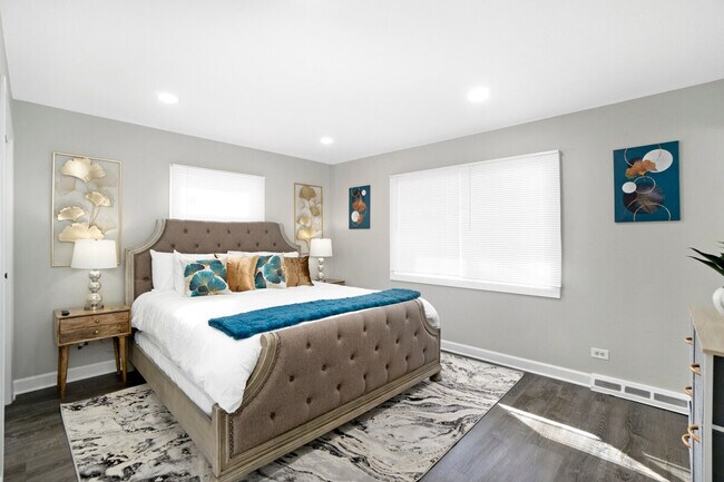 Building Photo - 570 E Higgins Rd