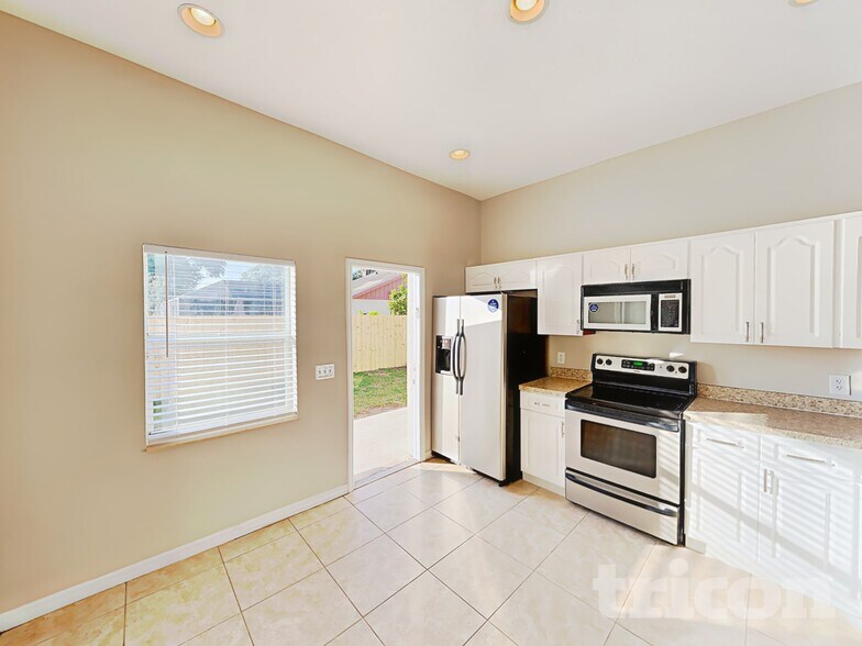 Building Photo - 13305 Silvercreek Dr