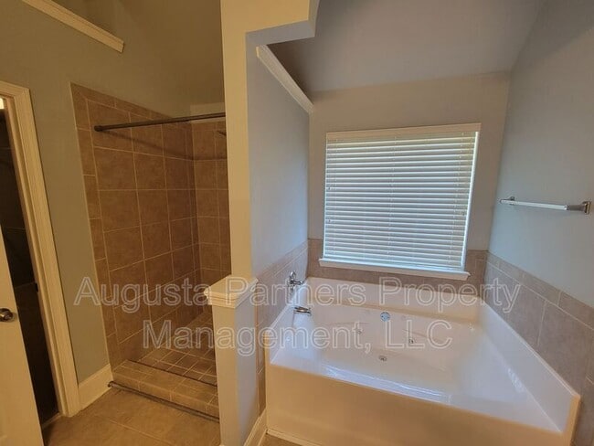 Building Photo - 325 Bellhaven Dr