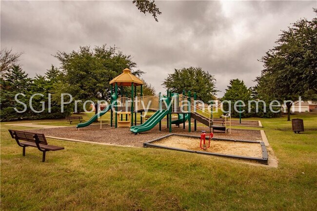 Building Photo - 6317 Day Spring Dr