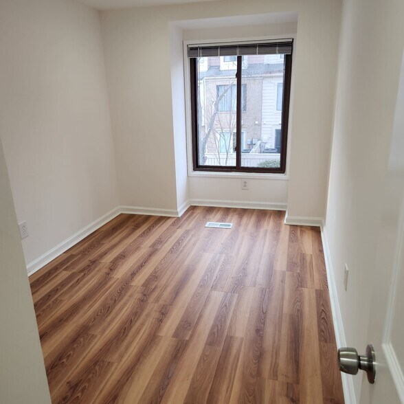 Building Photo - 30 Welbeck Ct