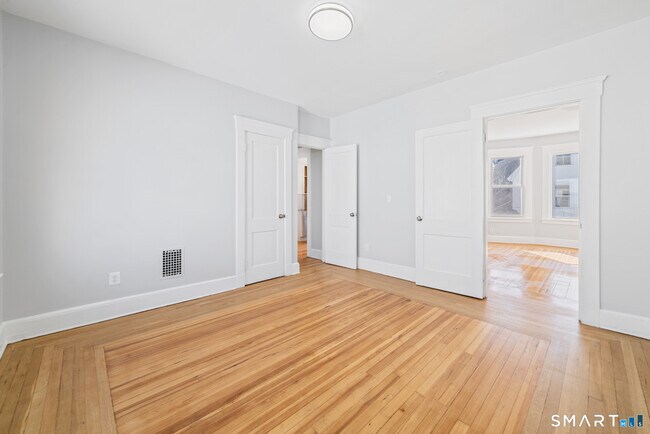 Building Photo - 196 Center St