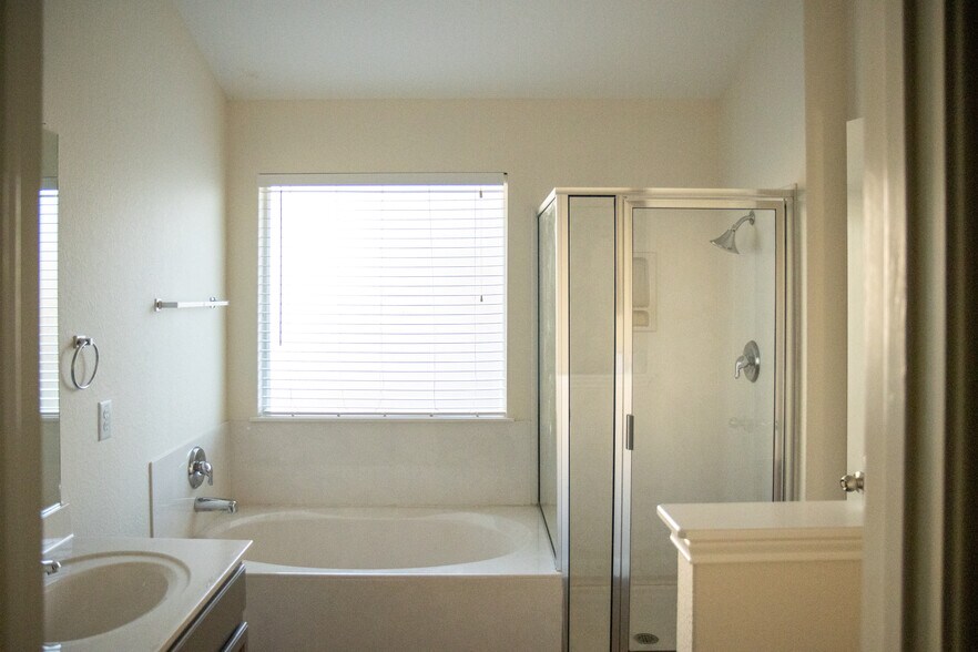 Primary Bathroom - 2808 Granite Cove