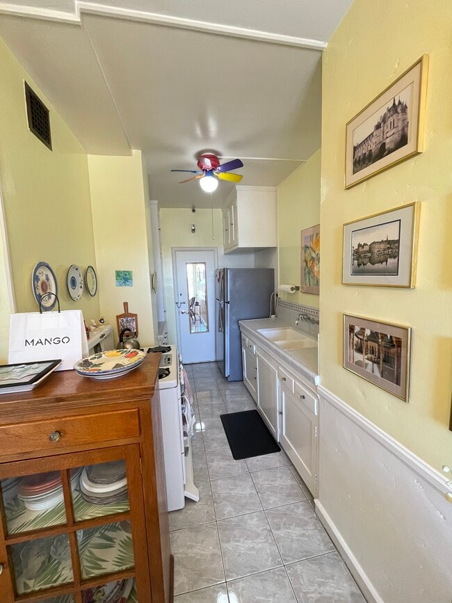 Building Photo - 800 E Ocean Blvd