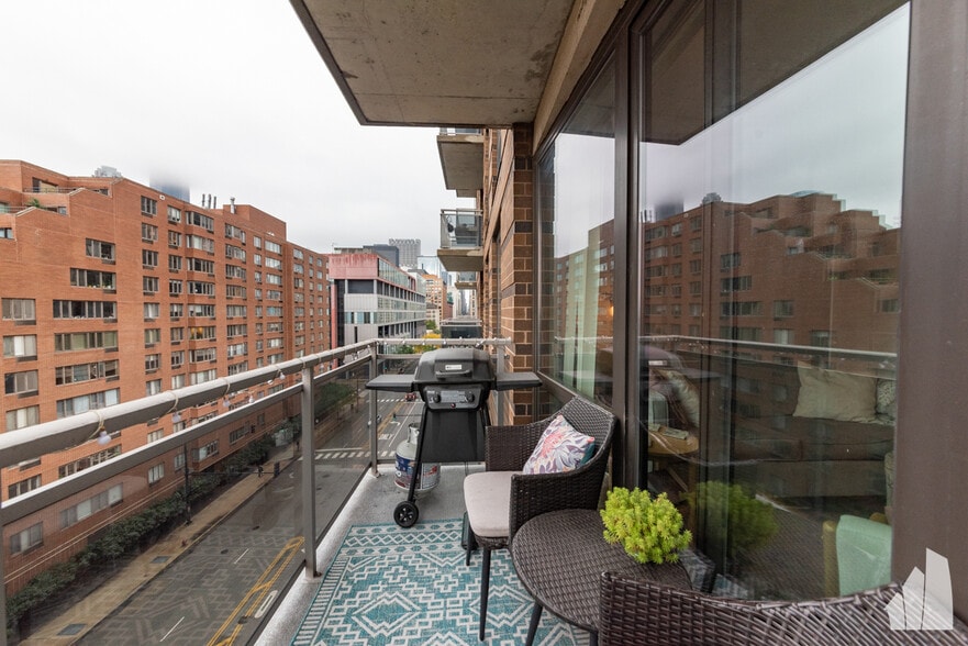 Building Photo - 1 E 8th St