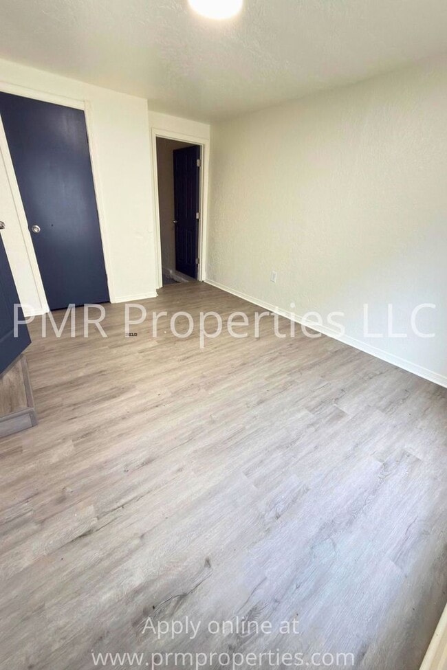 Building Photo - 3 Bedrooms / 1 Bathroom House