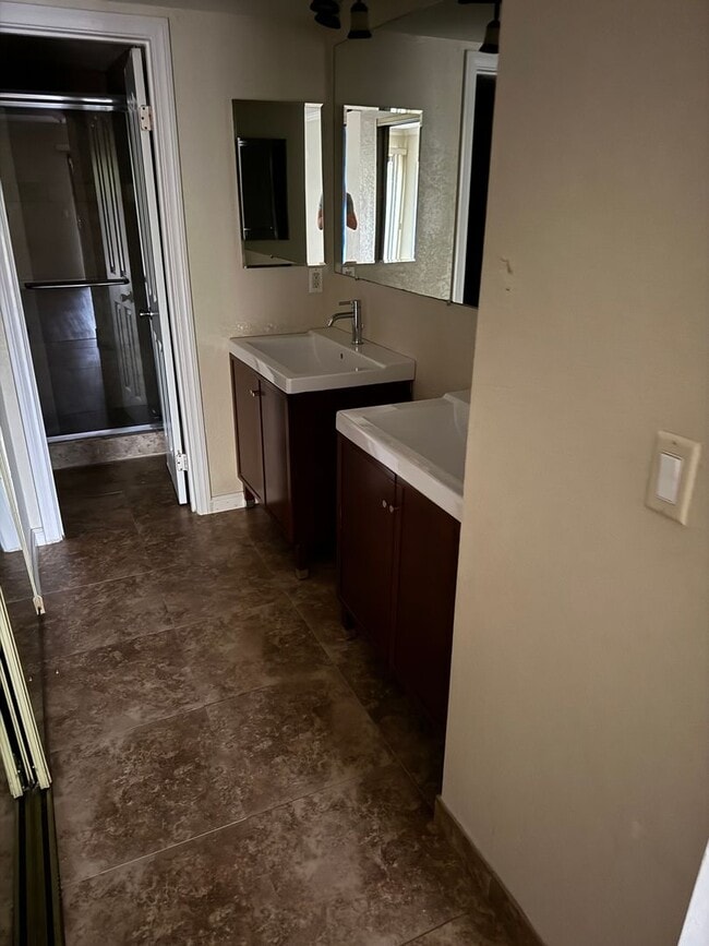 Building Photo - 2 Bedroom 2 Bath Condo in Chula Vista - $2595 a month