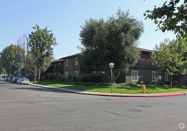 Building Photo - Sienna Court Apartments