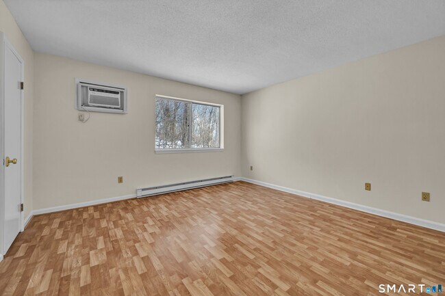 Building Photo - 925 Oronoke Rd