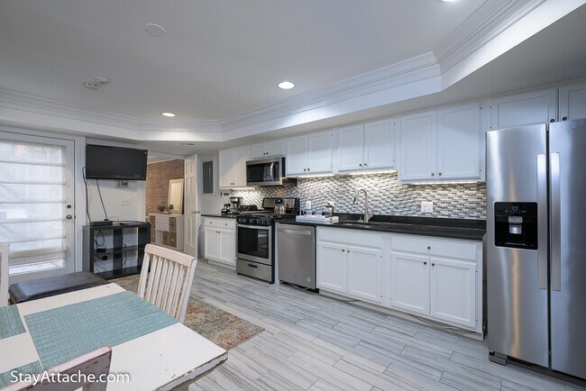 Building Photo - 2027 O Street NW Unit 1