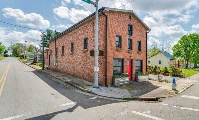 Building Photo - 401 W Main St