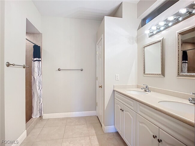Building Photo - 4930 SW 25th Ct