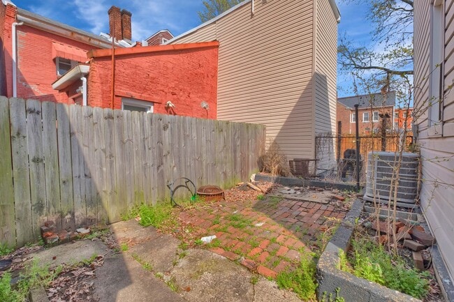 Building Photo - 3 Bed, 1.5 Bath House in South Side Flats