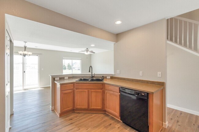 Building Photo - Charming 3 Bedroom 3 Bath Townhouse in Green Valley Ranch!