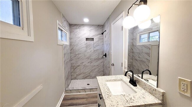 Building Photo - 755 Fallview Dr