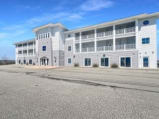 Building Photo - Make this charming studio with marsh views...