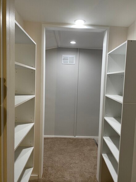 Building Photo - 107 E 10th St