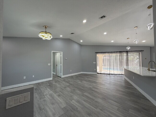 Building Photo - "Charming 3-Bedroom Retreat with 2 Full Baths on Aurora St NW!"