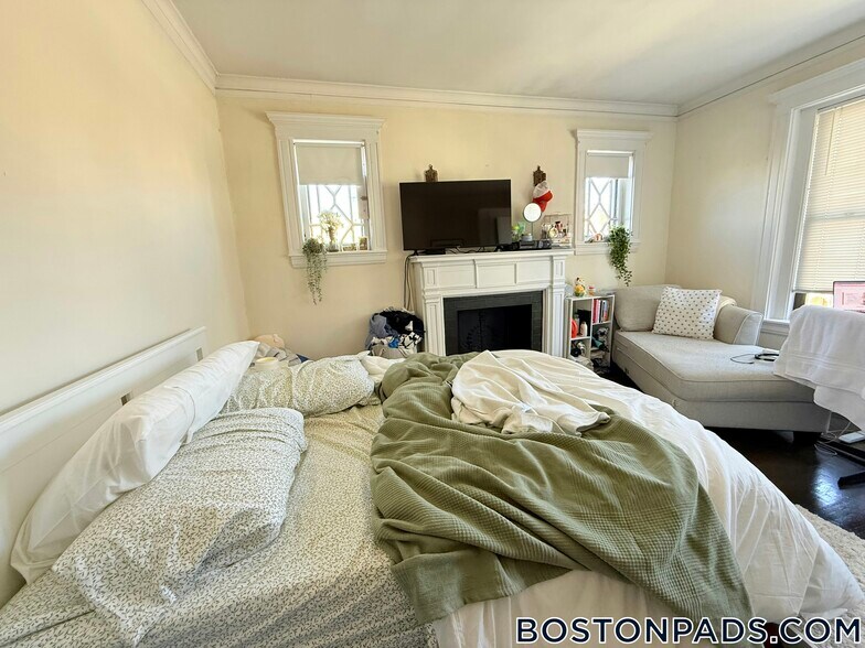 Building Photo - 452 Park Dr