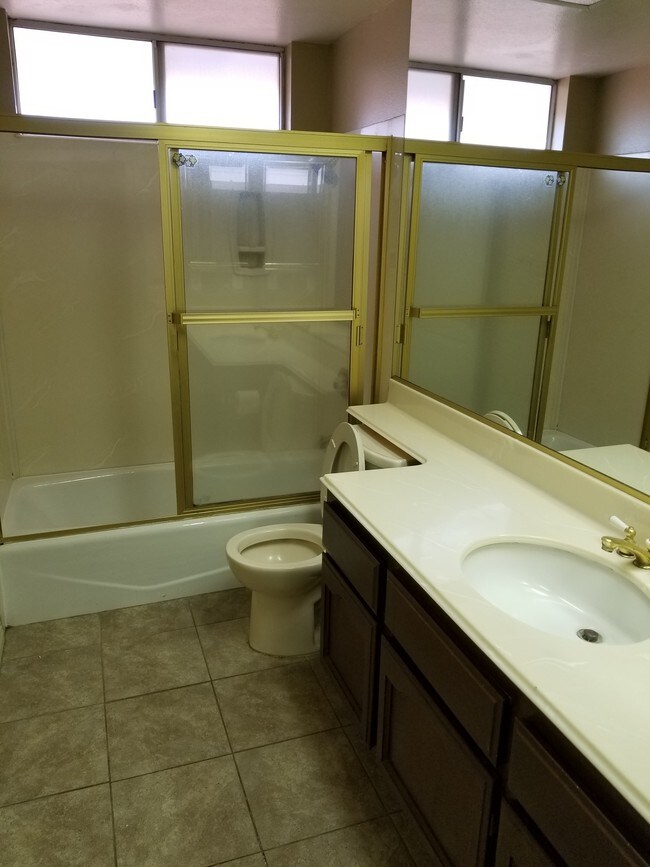 hall bathroom full bath - 19945 Eagle Ridge Ln