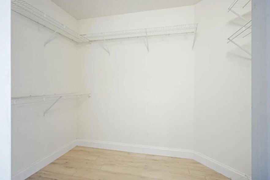 Building Photo - 10910 Lakemore Ln