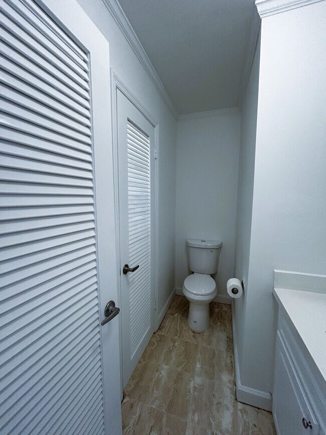 Building Photo - Large 1 Bedroom 1.5 Bath Condo - Steps from Fort Lauderdale Beach!