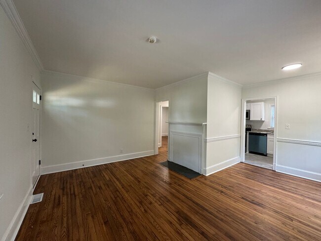 Building Photo - 2bed/1bath w/ detached garage!