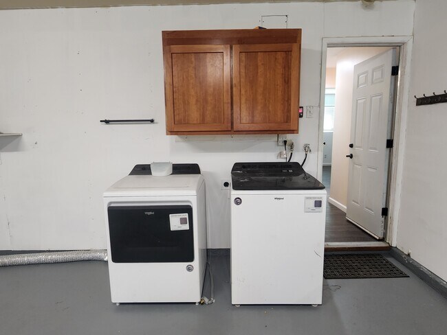 Building Photo - 8956 Salmon Falls Dr