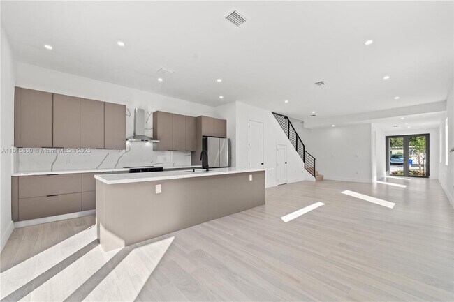 Building Photo - 740 NW 24th Ct