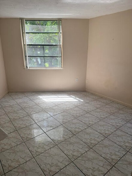 Building Photo - 9440 Fontainebleau Blvd