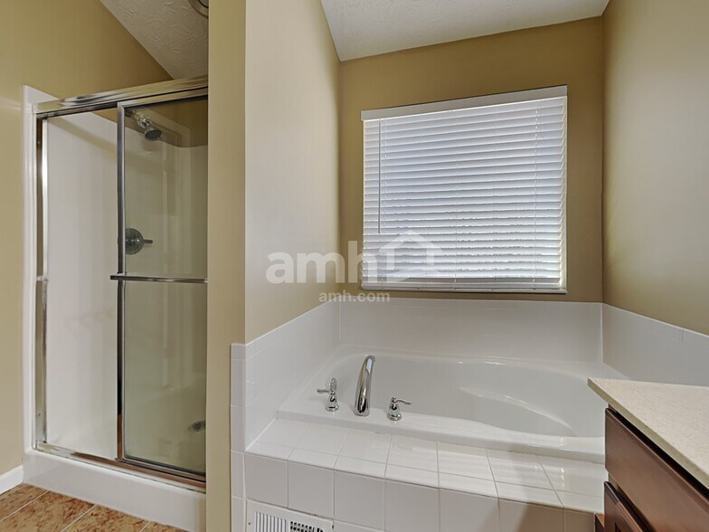 Building Photo - 5263 Summerset Dr