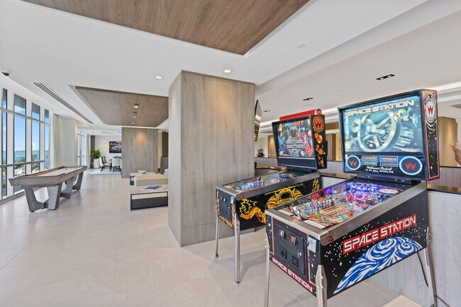 Building Photo - 220 Lake Shore Dr