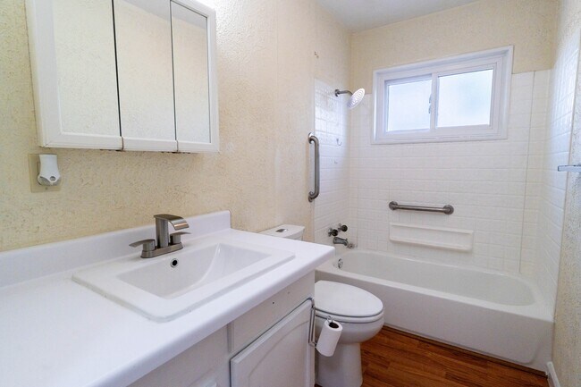 Building Photo - 2610 E Pikes Peak Ave