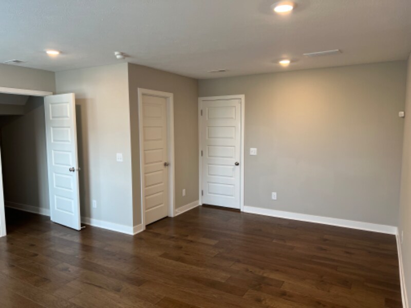 Building Photo - 677 Golborne St