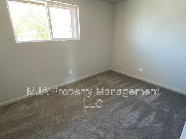 Building Photo - 2523 S Lakecrest Dr