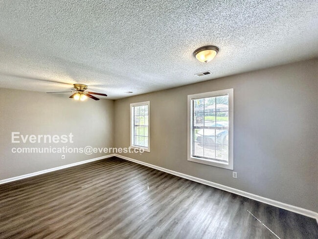 Building Photo - Spacious 3 Bed, 1 Bath Home with Fenced Yard and Off-Street Parking