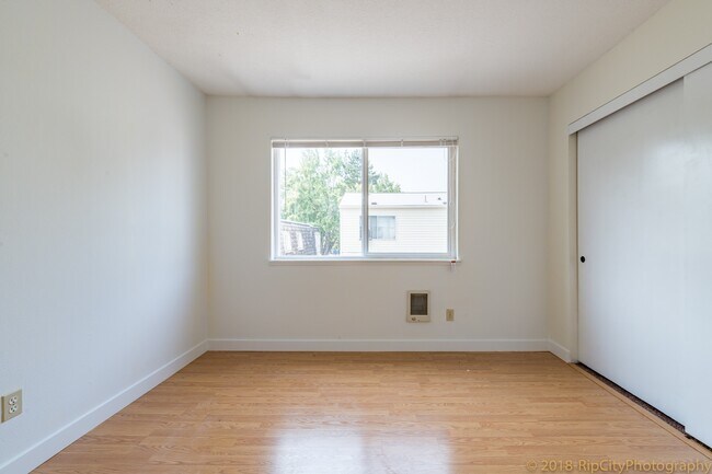 Building Photo - 3439-3439 SW 125th Ave