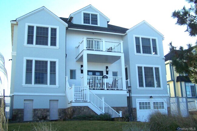 Building Photo - 949B Dune Rd