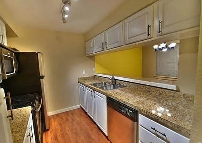 Building Photo - 1Bd/1.5Ba Everett Townhouse