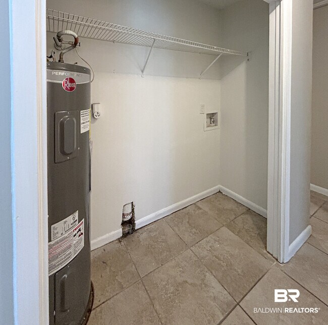 Building Photo - 6410 Schoel Ln