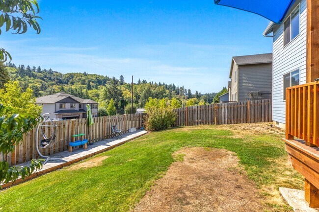 Building Photo - 5-bed, 3-bath Home in Scenic West Salem