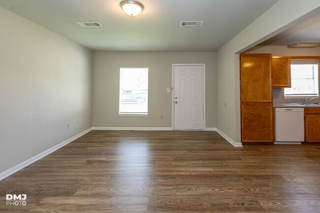 Building Photo - Move in Ready and pricced to GO!! 3 Bed / 2 Bath in 77619!