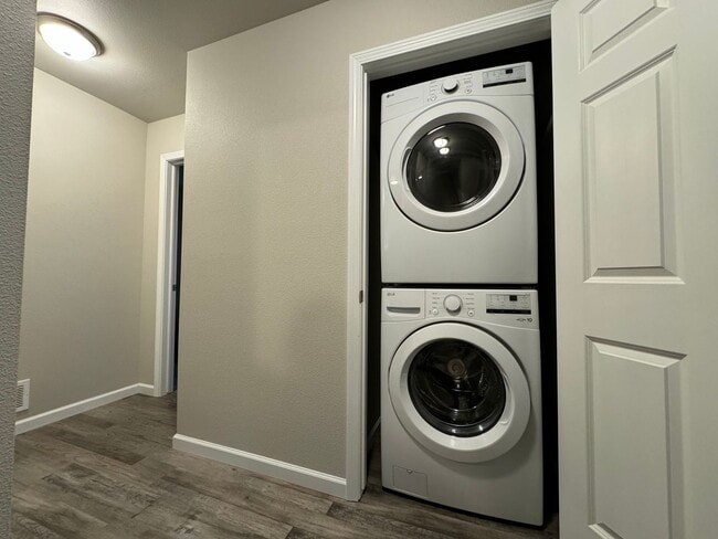 Building Photo - Townhome 2 Blocks from Legacy High School!