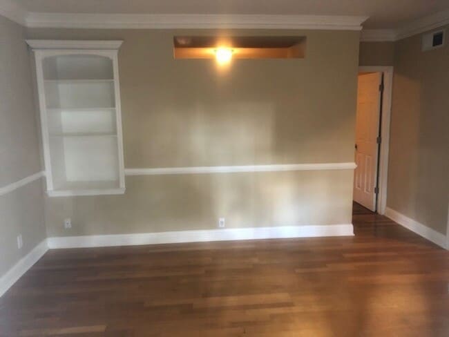 Building Photo - * Move In Special- $500.00 of 1st Month Re...