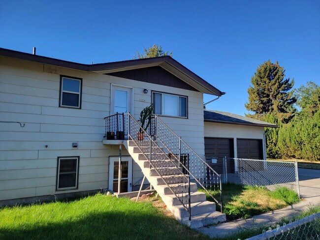 Building Photo - 3 Bedroom 1 Bathroom Duplex