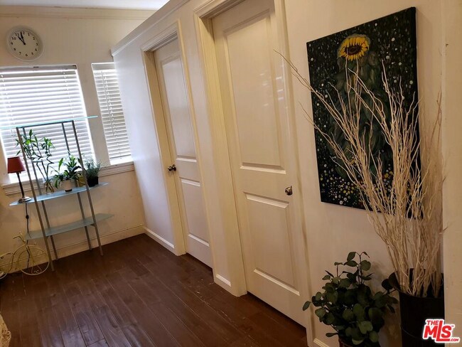 Building Photo - 1821 W 12th Pl